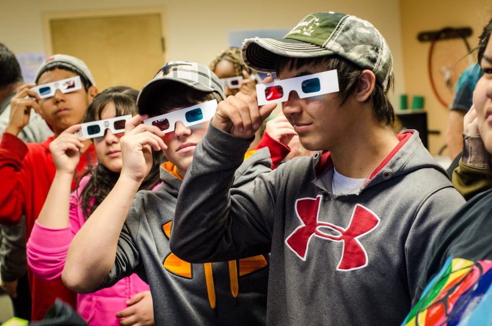 Participants view photographs in 3D using special glasses.
