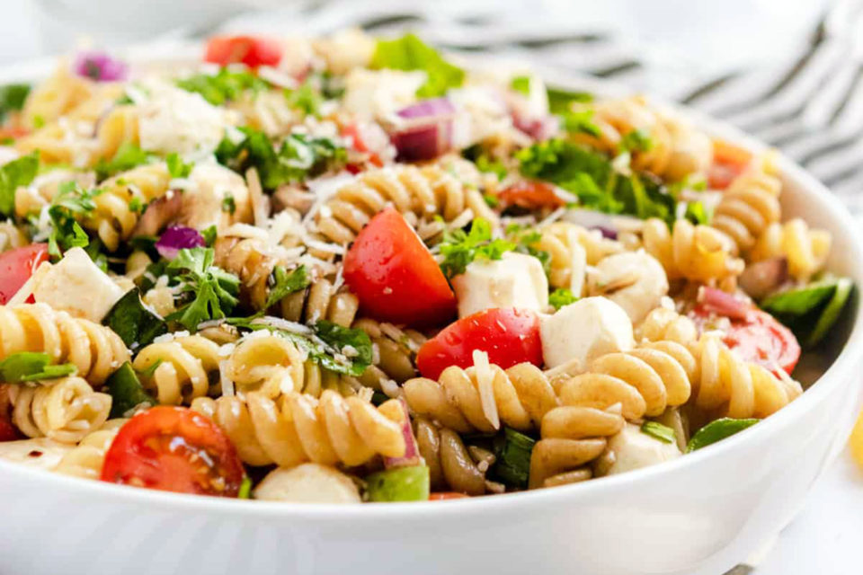 Easy pasta salad with fresh mozzarella, tomato and basil – The Southern ...